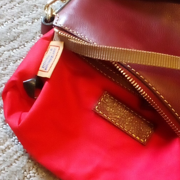 Dooney burgundy leather & gold chain shoulder bag EUC 9" X 5" X 2" - Picture 4 of 9